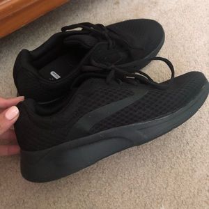 All black tennis shoes